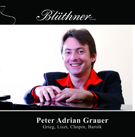 Cover der CD "Peter Adrian Grauer am Blüthner", zeigt den Pianisten in rotem Hemd und schwarzem Sacko lächelnd am Flügel sitzend.